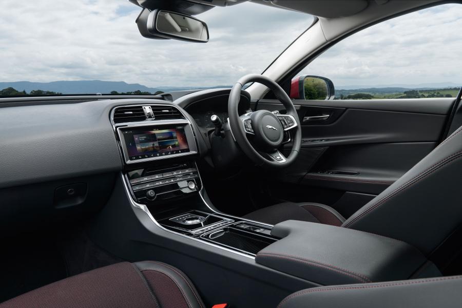 Интерьер Jaguar XE 25t R-Sport 2015 года  (AU) (фото 17 из 40)